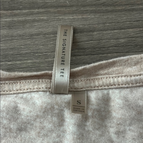 Banana Republic Signature Tee in Pink Shimmer - Picture 4 of 5